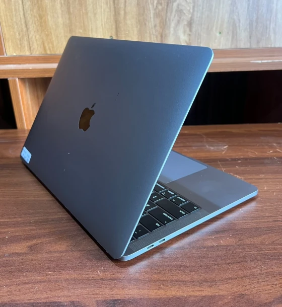 MACBOOK PRO 13' i7 2019 16 GB RAM 256 GB