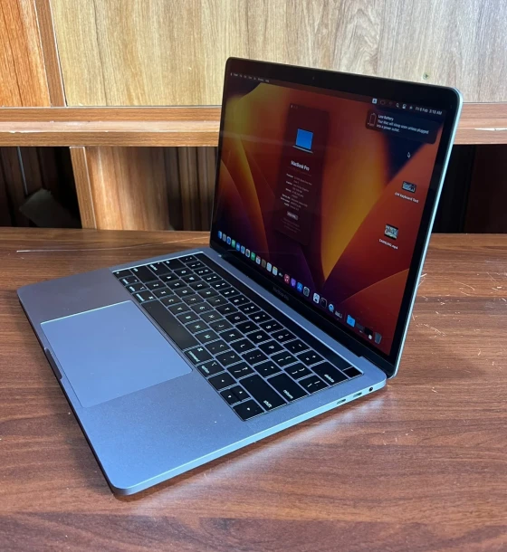 MACBOOK PRO 13' i7 2019 16 GB RAM 256 GB