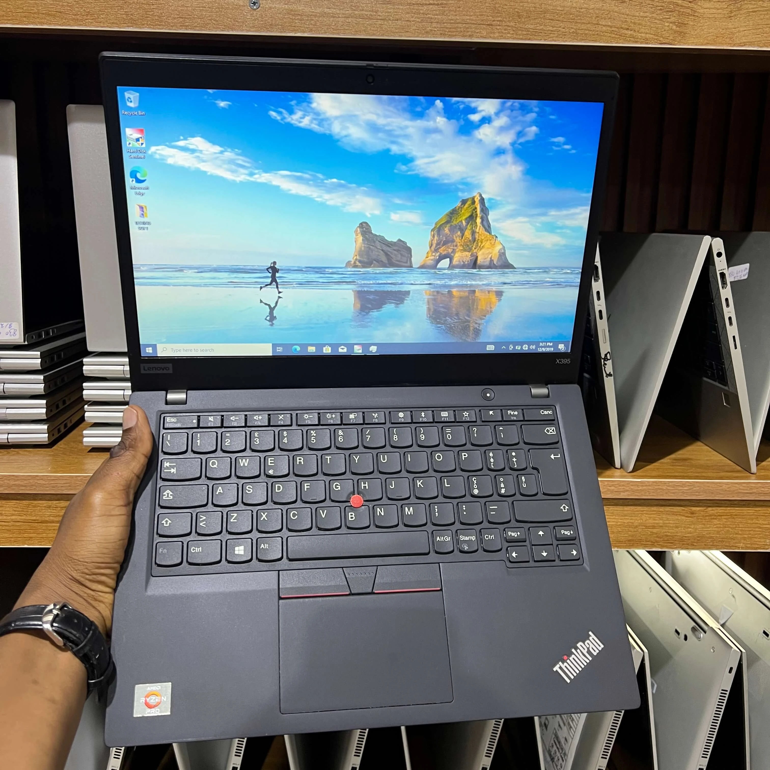 2020年製富士通LB 256GB SSD/8GB/2GB GPU/Office LENOVO X395 (AMD Ryzen 7, 16 GB RAM, 256 GB SSD) 2GB GPU NON TOUCH
